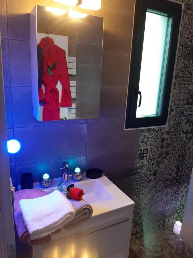 Un Séjour Romantique en couple avec Jacuzzi privé Chromothérapie Jardin Maison privée Ychoux Exterior foto