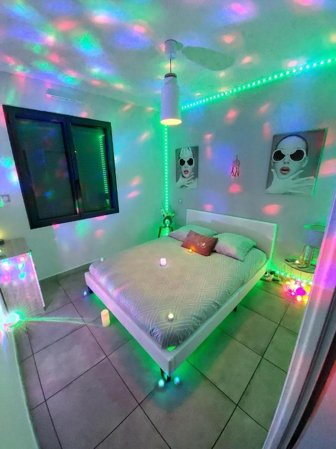 Un Séjour Romantique en couple avec Jacuzzi privé Chromothérapie Jardin Maison privée Ychoux Exterior foto