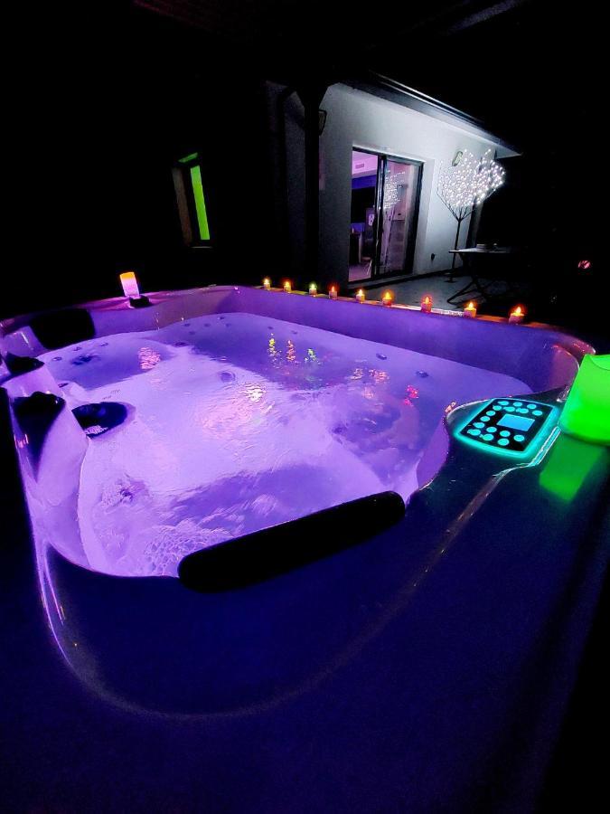 Un Séjour Romantique en couple avec Jacuzzi privé Chromothérapie Jardin Maison privée Ychoux Exterior foto