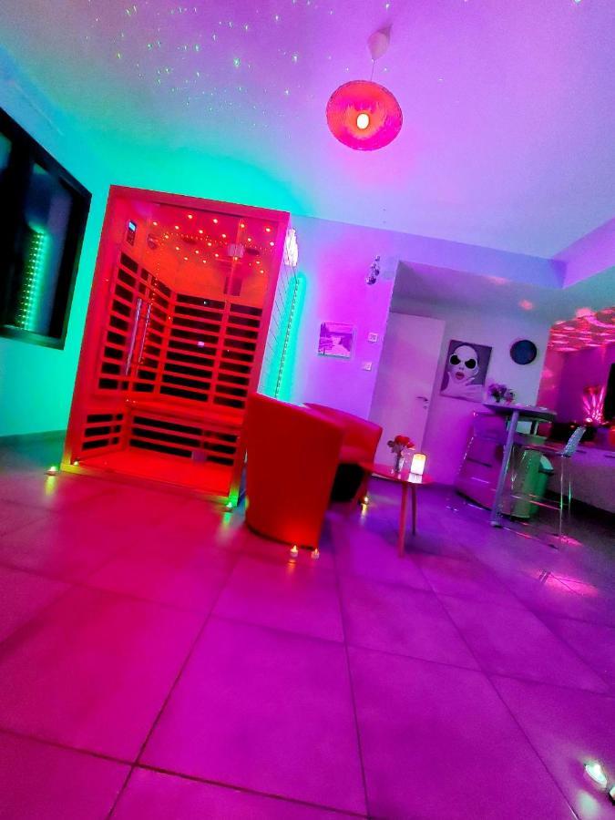 Un Séjour Romantique en couple avec Jacuzzi privé Chromothérapie Jardin Maison privée Ychoux Exterior foto